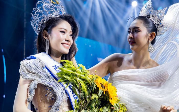 BTC Hoa hậu Đại dương Việt Nam lên tiếng về hoa đăng quang bị chê như bó rau héo