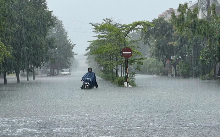 Mưa lớn dồn dập từ Huế đến Lâm Đồng