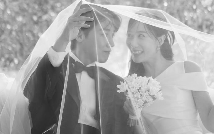 Chuyện tình cổ tích sau 20 năm: Nữ ca sĩ kết hôn với mối tình đầu, gặp lần đầu khi mới 12 tuổi