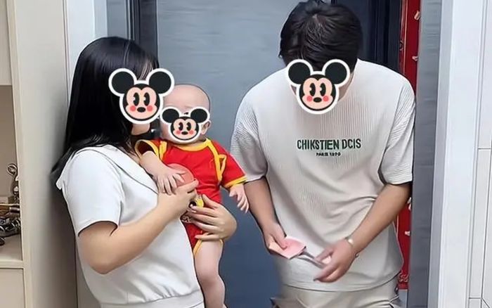 Đến đưa tiền nuôi con sau ly hôn, người đàn ông lập tức rời đi sau câu nói của vợ cũ
