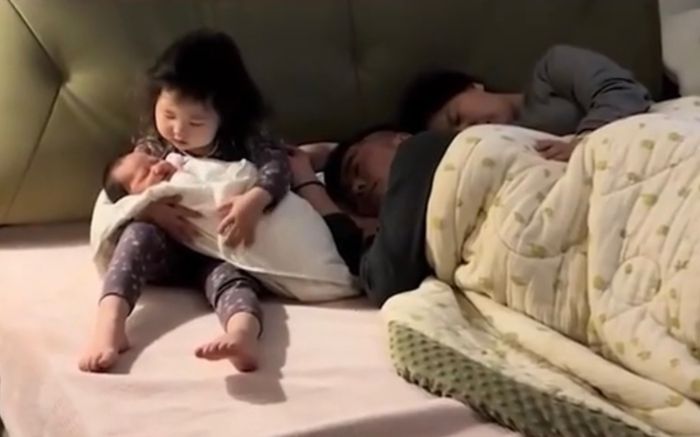 Clip: Nửa đêm bố mẹ say ngủ, hành động của con gái lớn gây bất ngờ lớn