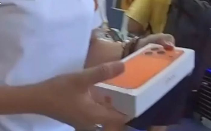 Nhân viên vứt nhầm iPhone 17 Pro chưa khui ra bãi rác, sự việc sau đó khiến anh bật khóc