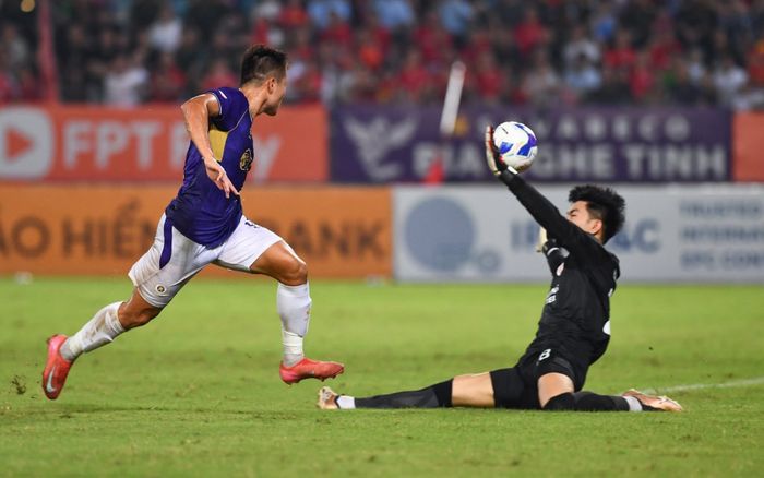 Thủ môn tuyển Việt Nam chơi xuất thần, Hà Nội FC chôn chân ở nhóm cuối