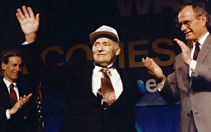 Từ người giao báo đến tỷ phú giàu nhất thế giới