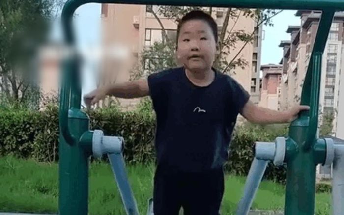 Clip: Cậu bé lặng im vài giây, phút sau 'biến hình' thành cao thủ thể dục