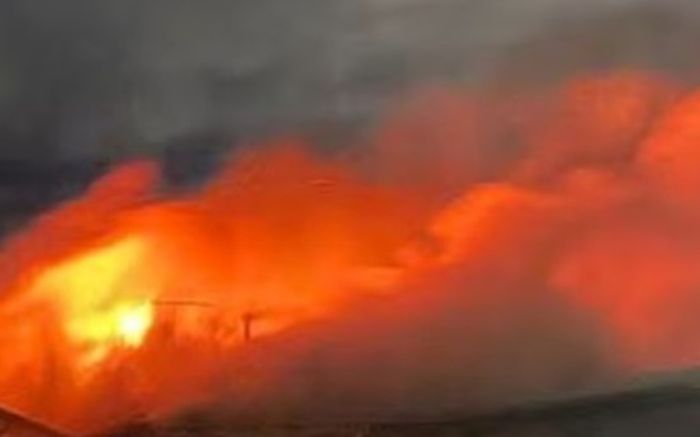 Phẫn nộ người mẹ chạy trốn cùng bạn trai khi ngôi nhà bốc cháy, bỏ lại 3 đứa con nhỏ