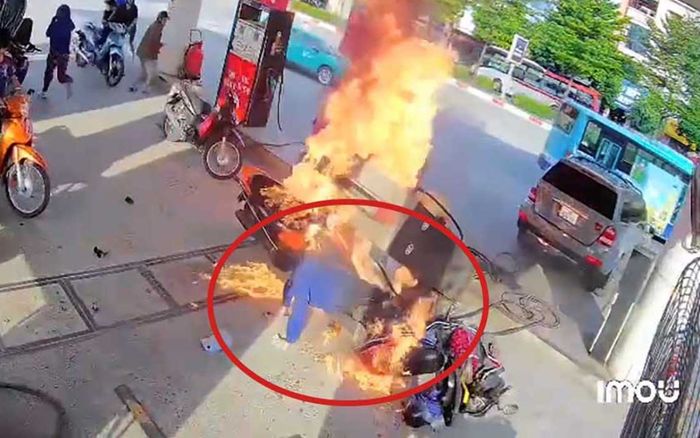Hà Nội: Tài xế ô tô Mercedes lùi trúng trụ bơm xăng gây cháy nổ lớn