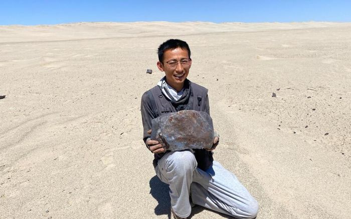 Đào đất hơn 10 tiếng, người đàn ông tìm thấy vật nặng đến 423 kg