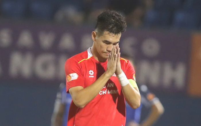 Tiến Linh gây xúc động sau khi ghi bàn vào lưới đội bóng cũ