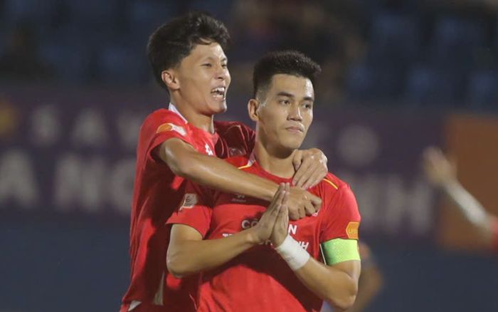 Huyền thoại bóng đá Việt Nam hết lời ngợi khen Tiến Linh