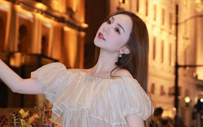 Quỳnh Kool khoe vòng eo con khiến khán giả 'nóng mắt'