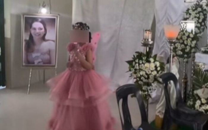 Bé gái tổ chức sinh nhật trong chính đám tang của mẹ mình, ai nhìn cũng bật khóc