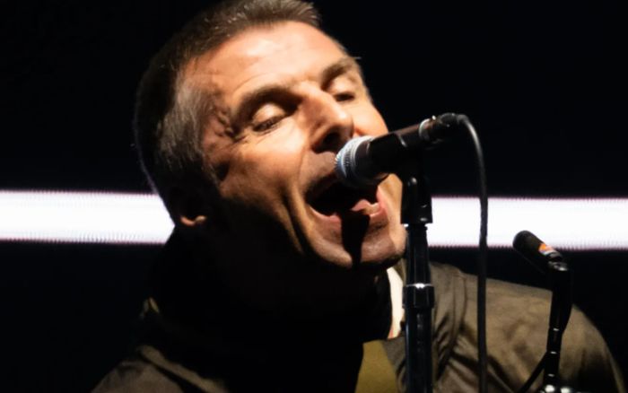 Nam ca sĩ bàng hoàng vì phải chu cấp hơn 2.000 tỷ cho con ngoài giá thú