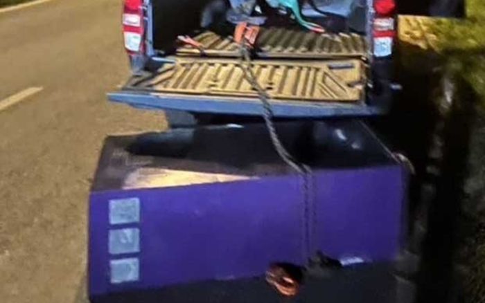 Vợ không cho tiền tiêu vặt, người đàn ông 'nhổ' luôn cây ATM trên đường