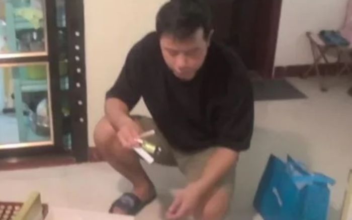 Dọn dẹp đồ đạc sau khi cha qua đời, con gái sốc khi phát hiện sự thật về số tiền 18 tỷ đồng