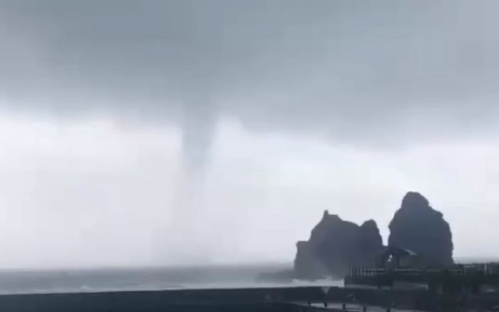 Vòi rồng khổng lồ bất ngờ xuất hiện ngoài khơi khiến người dân hoảng sợ