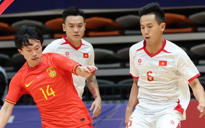 AFC bình luận cầu thủ Trung Quốc chơi thô bạo với đội trưởng tuyển Việt Nam