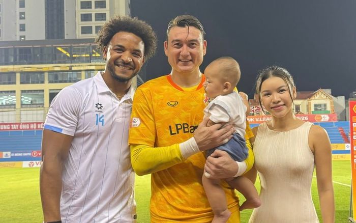 Xuân Son thân thiện với thủ môn Đặng Văn Lâm