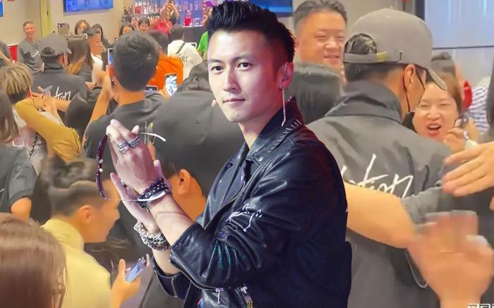 Tạ Đình Phong đi ăn quán bình dân sau concert, vài ảnh chụp vội của 'team qua đường' cũng hút hơn 50 triệu lượt xem