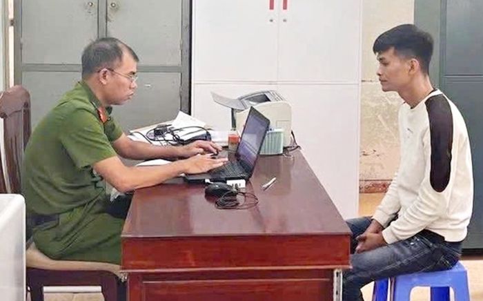 Hình ảnh thanh niên xăm trổ đánh thai phụ ở tiệm tạp hoá tại Cơ quan Công an