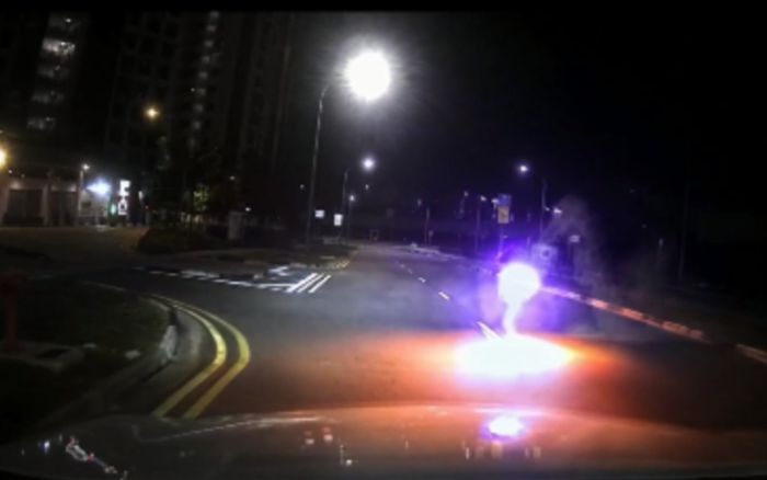 Nhiều đốm sáng kỳ lạ bay trên đường phố, người dân hoang mang