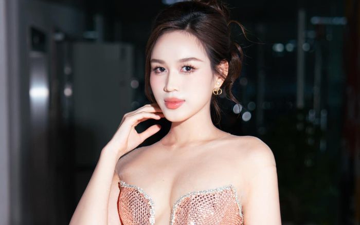 Đỗ Thị Hà táo bạo diện váy dây ôm sát vóc dáng, khoe vẻ đẹp căng tràn