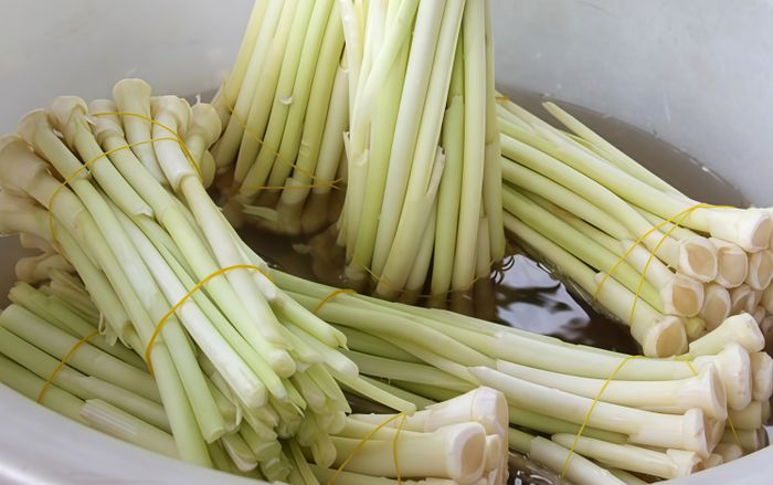 Loại cỏ dại từng bị nhổ bỏ nay thành đặc sản miền Tây không thuốc trừ sâu, ăn giòn sật