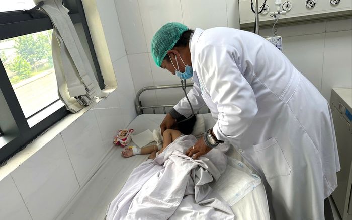 Bé gái gặp họa vì sở thích 'lạ': Nhổ và ăn tóc của chính mình