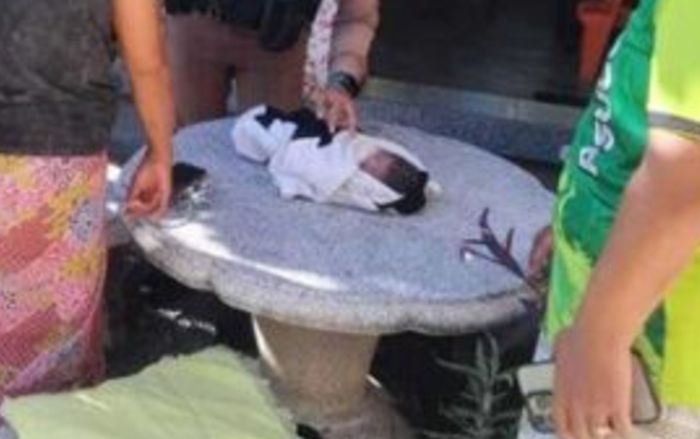 Phát hiện trẻ sơ sinh bị bỏ rơi ở bãi rác, người dân phẫn nộ truy tìm mẹ đứa bé