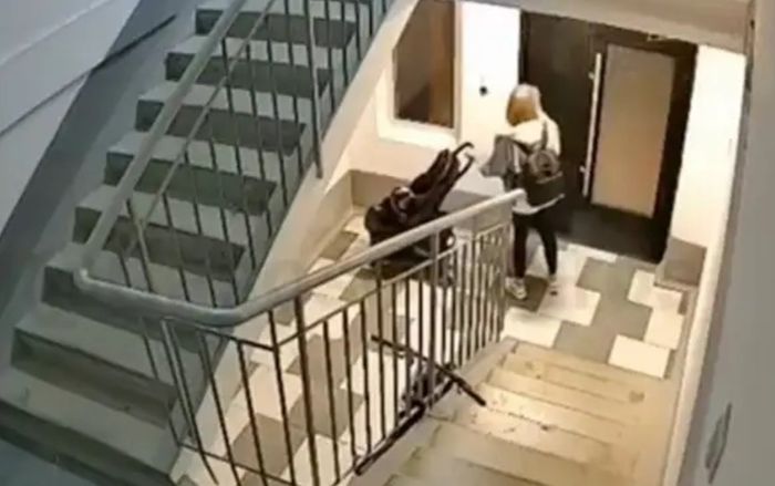 Người phụ nữ say rượu có hành động gây phẫn nộ với con trai ở cầu thang, bé trai suýt gặp nguy hiểm
