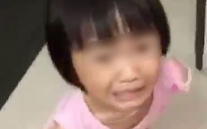 Xác minh việc bé gái bị bố bạo hành, ép con bảo mẹ 'gửi tiền về'