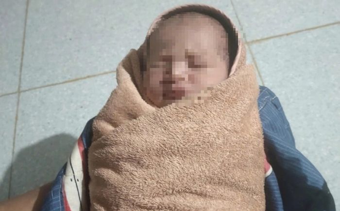 Bé gái sơ sinh bị bỏ rơi, xót xa tình cảnh lúc phát hiện