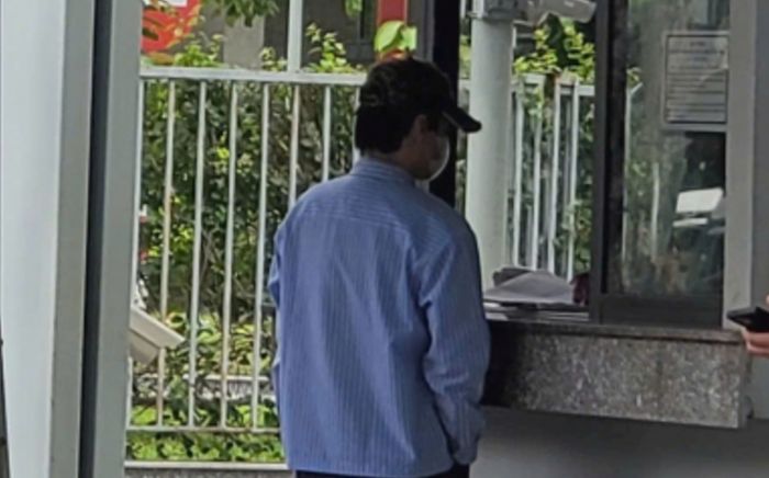 Hình ảnh ca sĩ Khánh Phương tại trước trụ sở Công an TP.HCM