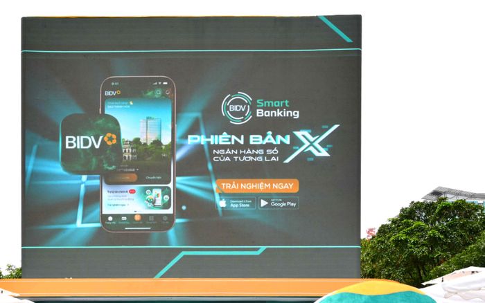 BIDV Music Festival “nóng rực” ngay ngày đầu mở cửa, giới trẻ đổ về phố đi bộ Nguyễn Huệ