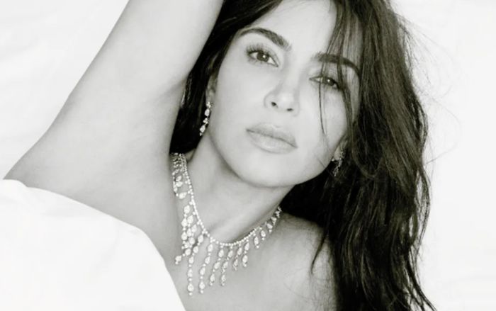 Nữ ngôi sao U50 gây tranh cãi khi mặc bán nude chụp ảnh