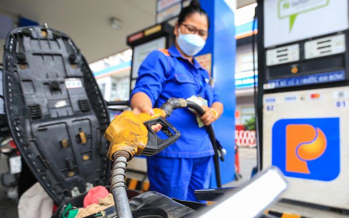 Giá xăng dầu hôm nay 26/9: Tiếp tục tăng mạnh
