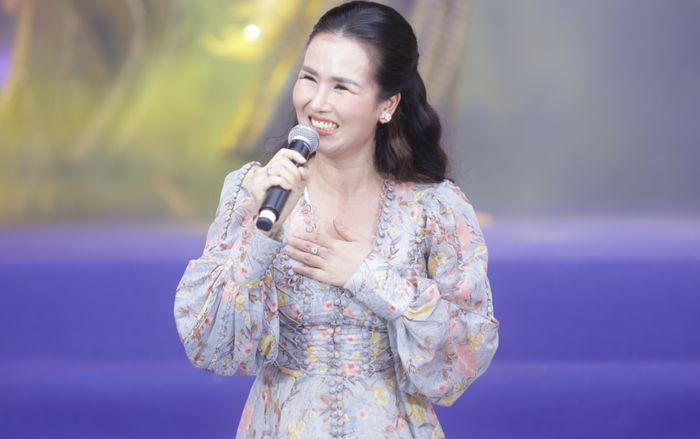 Võ Hạ Trâm bị 'cướp spotlight' khi đi diễn trường học