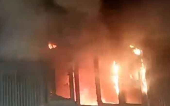 Ba đứa trẻ đốt pháo làm cháy rụi nhà hàng xóm, cha mẹ gánh chịu hậu quả