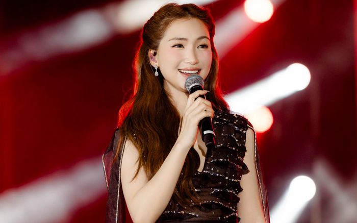 Mạng xã hội 'dát vàng lỗ tai' trước đoạn clip của Hòa Minzy