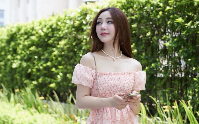 Quỳnh Kool trẻ như gái đôi mươi chỉ với hai cách ăn diện, ai cũng có thể học theo