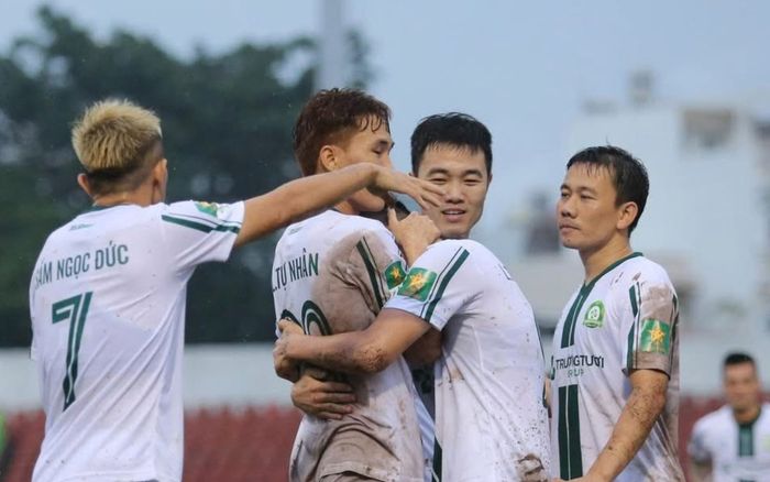 Ngỡ ngàng màn trình diễn tệ của đội Công Phượng trước Đại học Văn Hiến