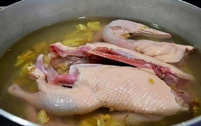 Đừng luộc vịt bằng nước lã, thêm 2 loại quả quen thuộc này, thịt mềm ngọt hết mùi tanh