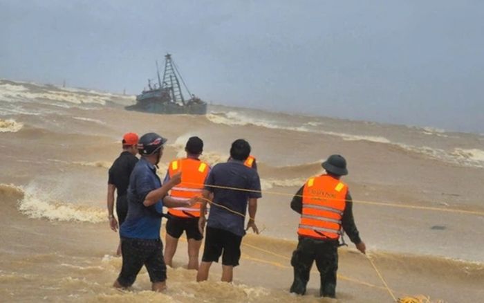 Chìm tàu ở vùng biển ven bờ Quảng Trị, 10 ngư dân gặp nạn