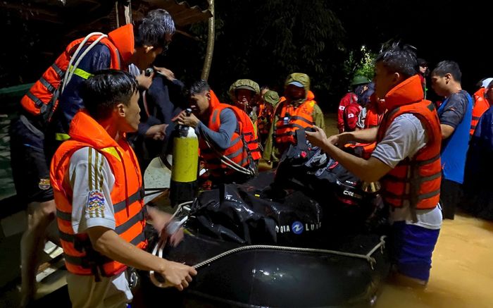 Vụ chồng khóc nức nở khi vợ bị lũ cuốn trước mắt: Không có phép màu cho người vợ