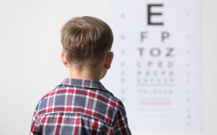 Bé trai 5 tuổi đã cận gần 1000 độ, bác sĩ chỉ rõ thủ phạm không đâu xa lạ