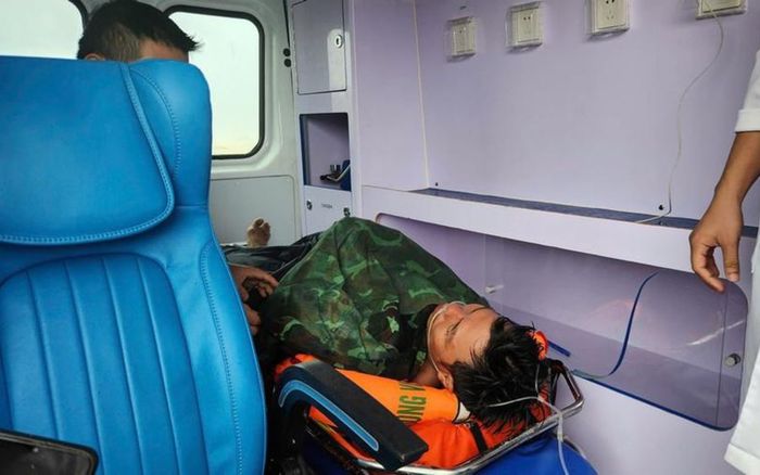 Thuyền viên Quảng Trị bám phao hàng hải giữa biển, vật lộn hàng giờ với sóng dữ chờ cứu nạn