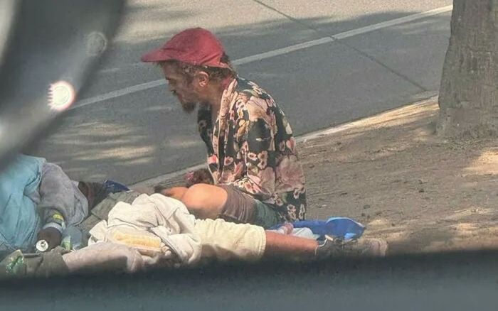 Nam diễn viên nổi tiếng một thời nay bị phát hiện sống lang thang trên phố, diện mạo già nua