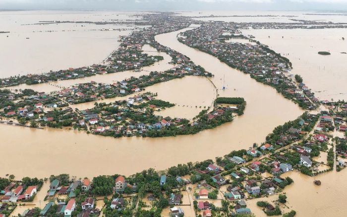 Mưa xối xả miền Trung, nhiều nơi ngập trong 'biển nước'