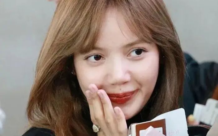 Nữ ca sĩ sinh năm 1997 lộ nhan sắc thật không son phấn ở sân bay, bảo sao bạn trai tỷ phú không mê đắm mê đuối