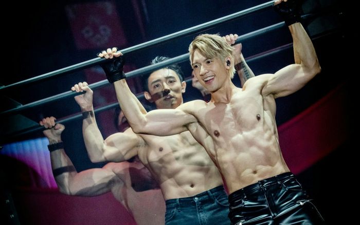 Nam ca sĩ khoe body trên sân khấu nhìn thôi đã thấy 'bỏng mắt', gặp sự cố té ngã đau điếng khiến khán giả thót tim